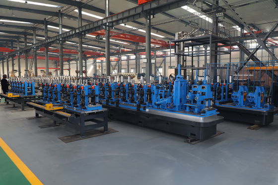 Máquina de fabricación de tubos de bandas de acero laminadas en frío con acabado en línea.