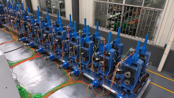 Máquina de soldadura de tubos de acero de aleación con acumulador y tabla de escape para la producción continua de tubos industriales