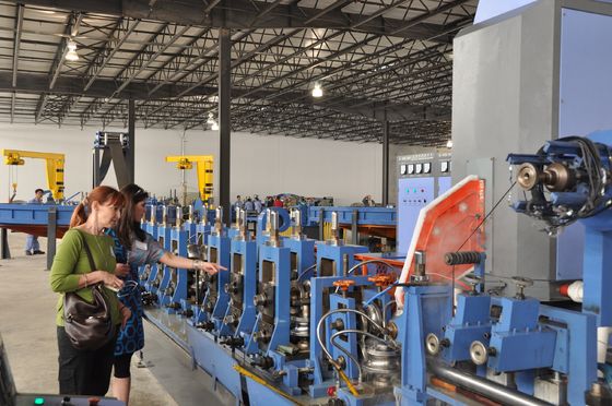 Máquina formadora de tubos de baja aleación de 20 × 20 mm–150 × 150 mm para producción de tubos cuadrados de hasta 100 m/min