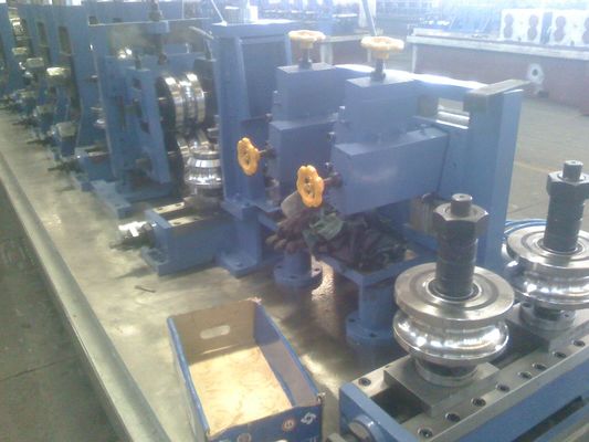 Máquina de soldadura de tubos de acero de aleación con acumulador y tabla de escape para la producción continua de tubos industriales