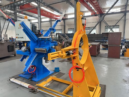 Tubo de los muebles que hace la máquina con el extremo hidráulico de la prueba que hace frente al acero